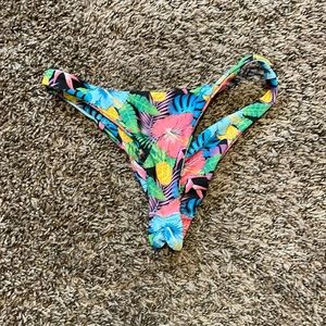Scrunched back thong bikini